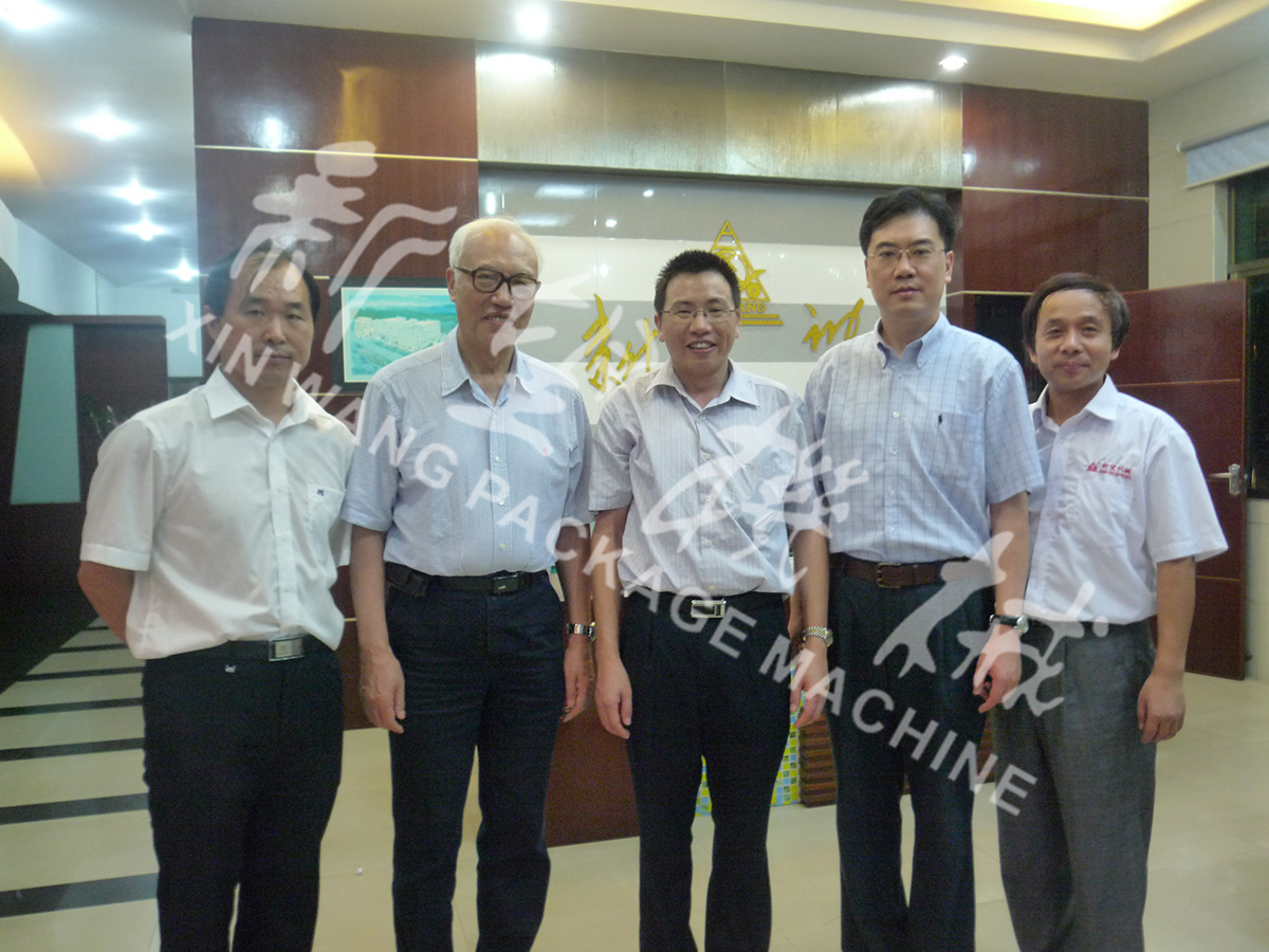 中國(guó)工程院院士段正澄、中國(guó)工程院院士、華中科技大學(xué)黨委書(shū)記邵新宇、廣東省智能機(jī)器人研究院院長(zhǎng)張國(guó)軍一行蒞臨新望公司考察指導(dǎo)