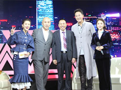 新望董事長(zhǎng)羅永輝與著名歌星劉尊老師、汪正正老師、郭津彤老師、主持人雅琪在北京電視臺(tái)錄制節(jié)目現(xiàn)場(chǎng)親切合影